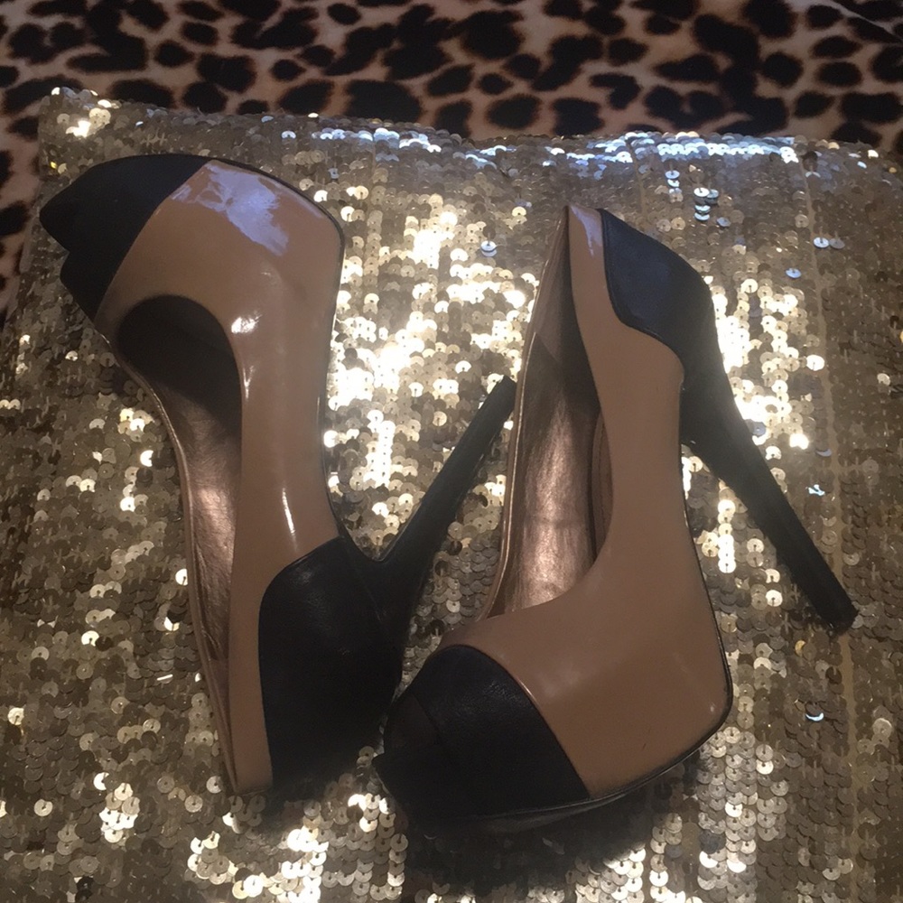 BCBG HEEL